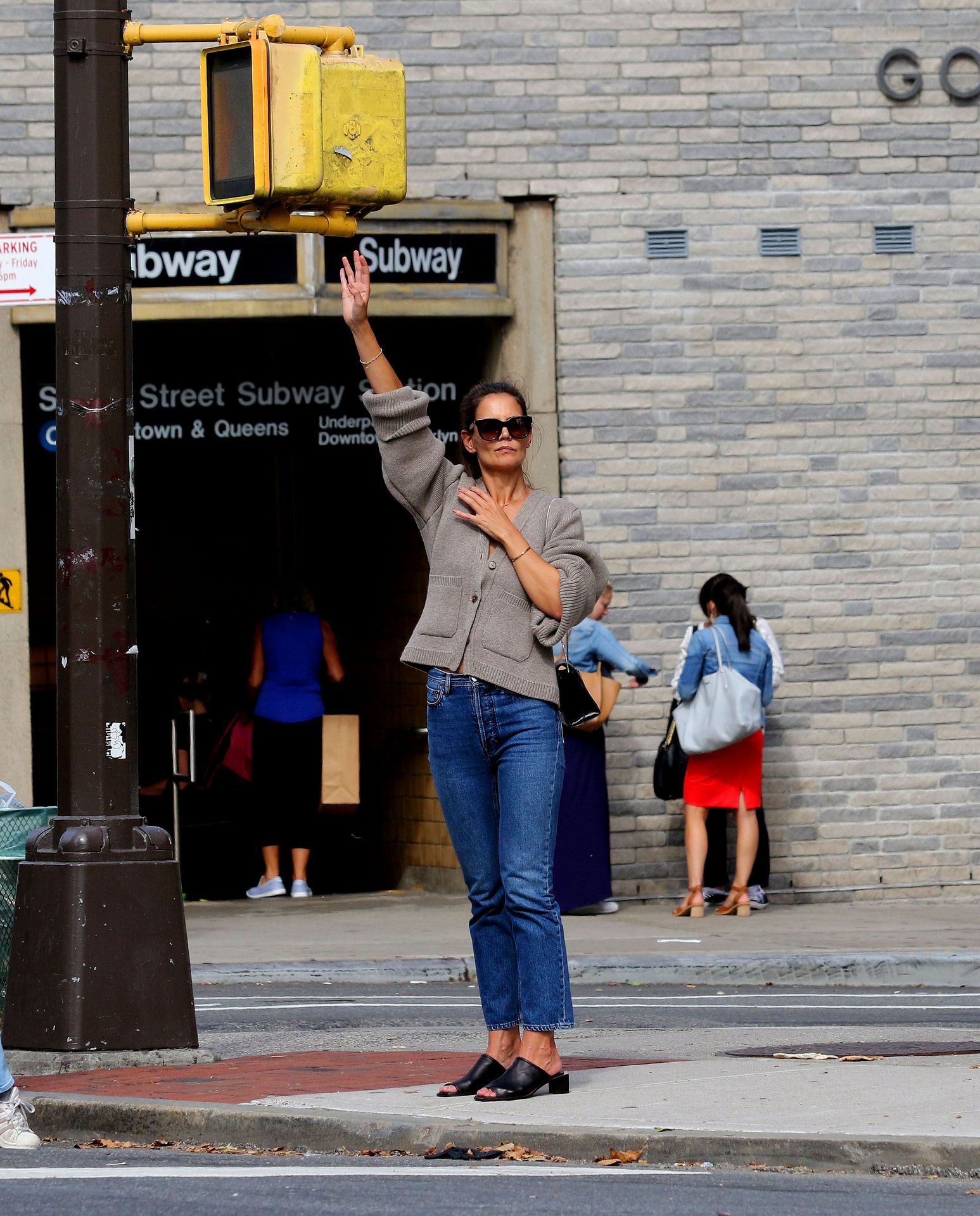 Katie Holmes Sexy 038