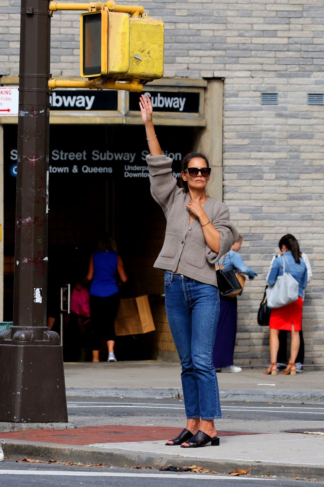 Katie Holmes Sexy 040