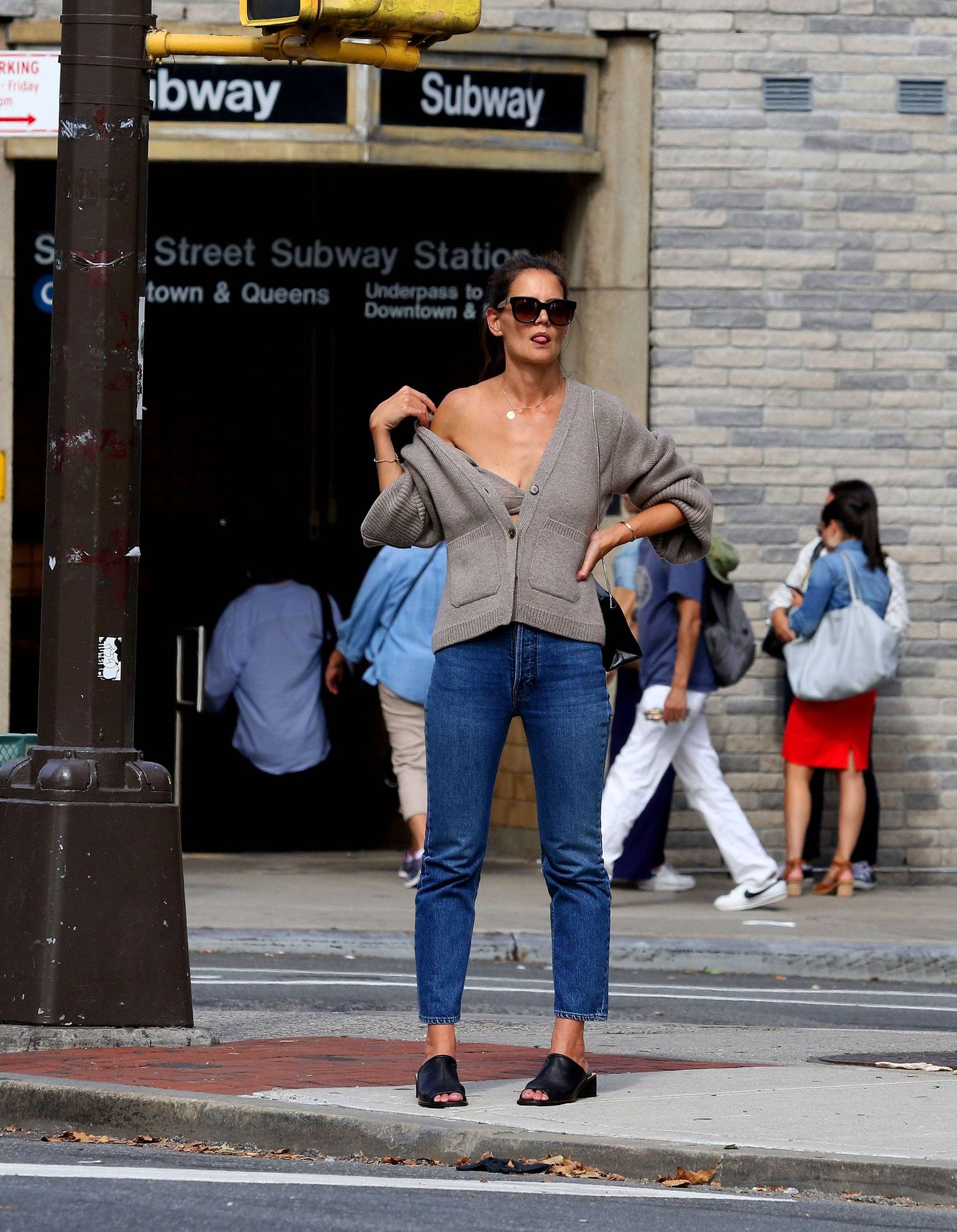 Katie Holmes Sexy 045