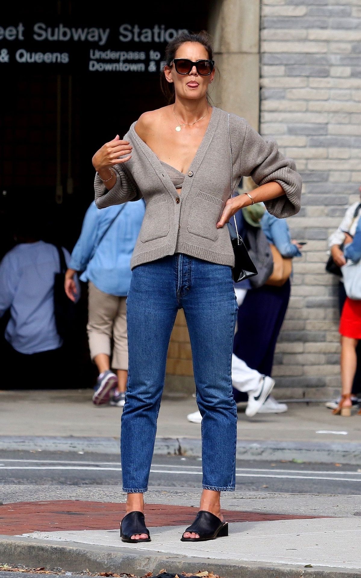 Katie Holmes Sexy 001