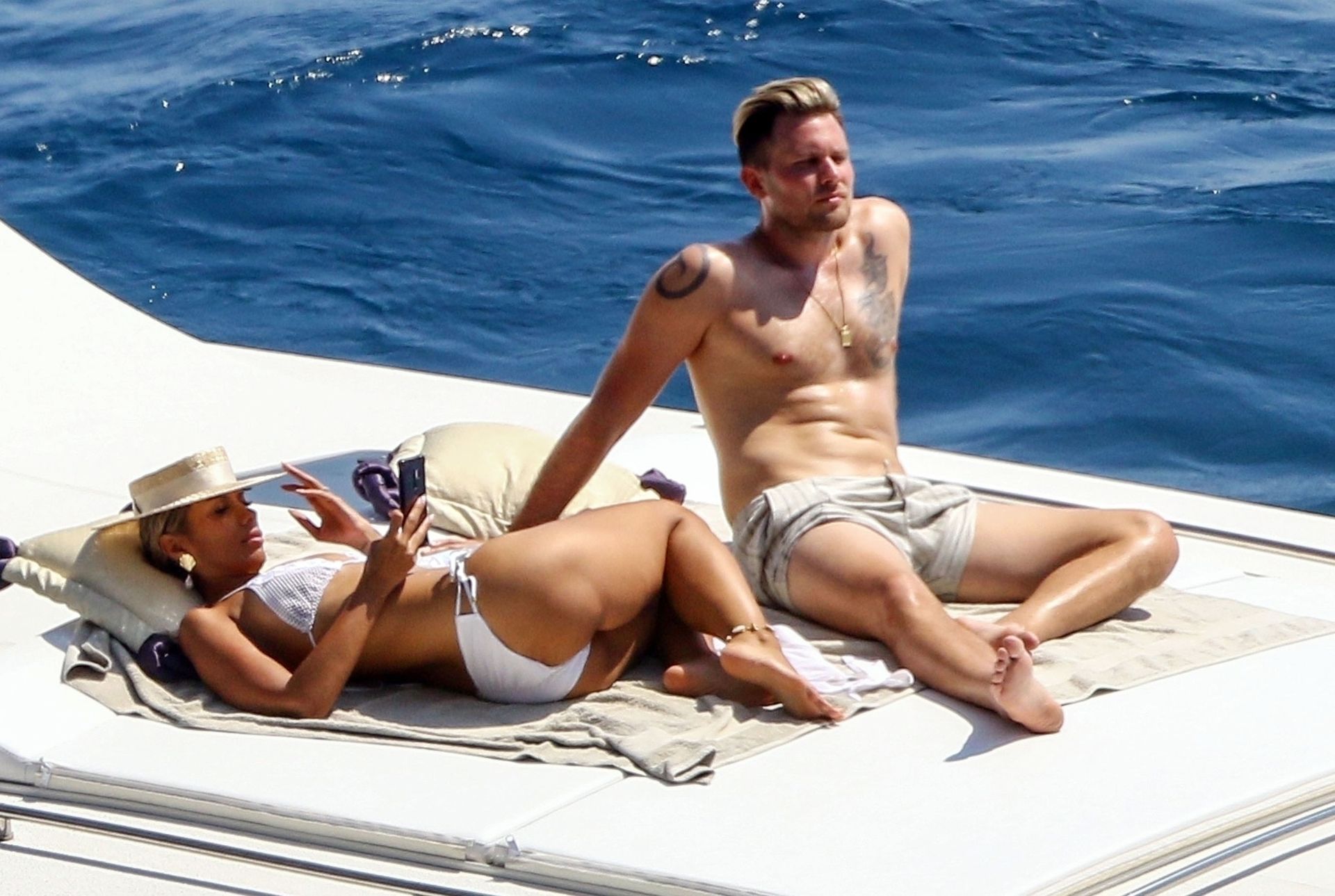 Leona Lewis Sexy 012