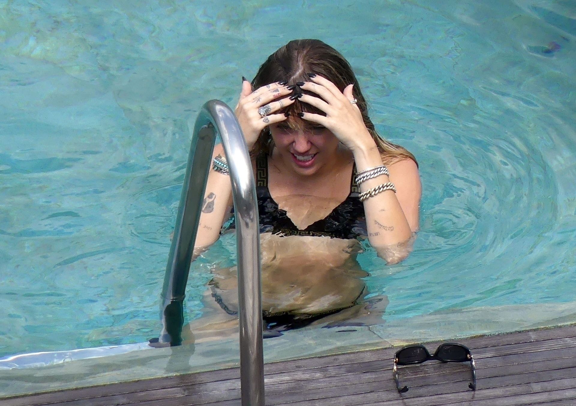 Miley Cyrus Topless, Kaitlynn Carter Hot 021