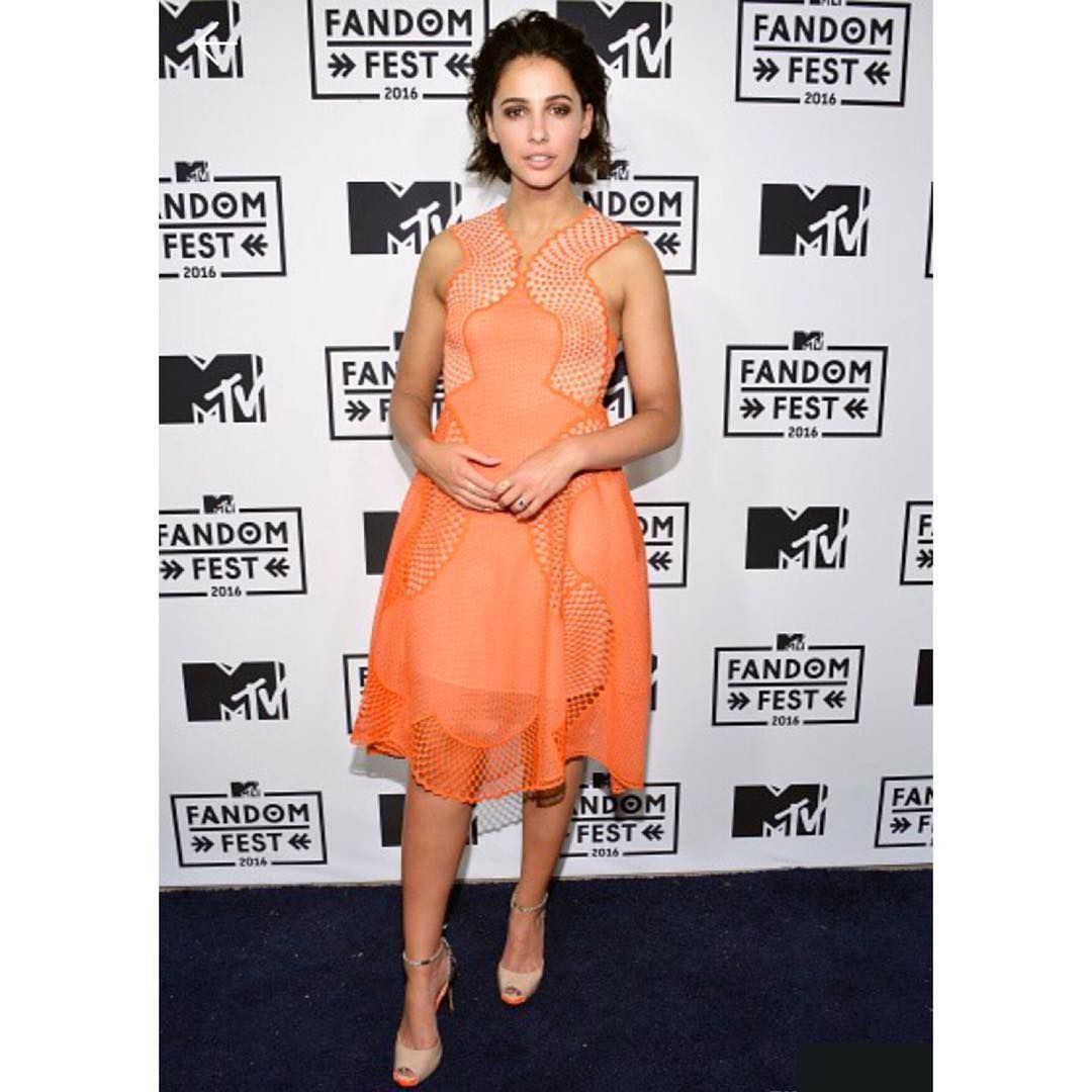 Naomi Scott Sexy 027