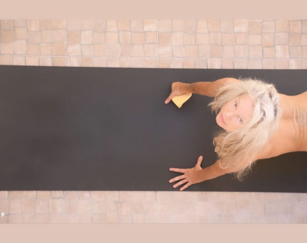 Yoga Flocke Nude & Sexy 199