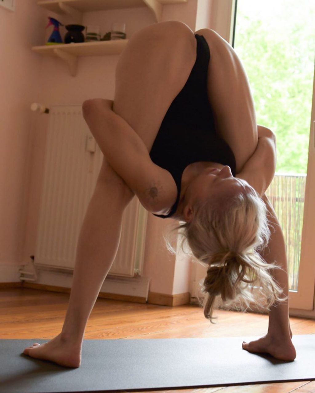 Yoga Flocke Nude & Sexy 050