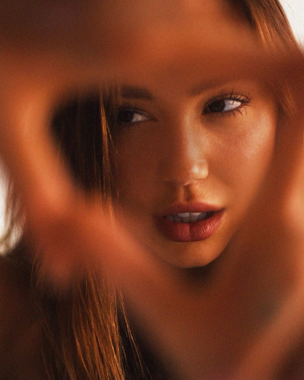 Alexis Ren Sexy Topless Thefappeningblog Com 3 1024x1280