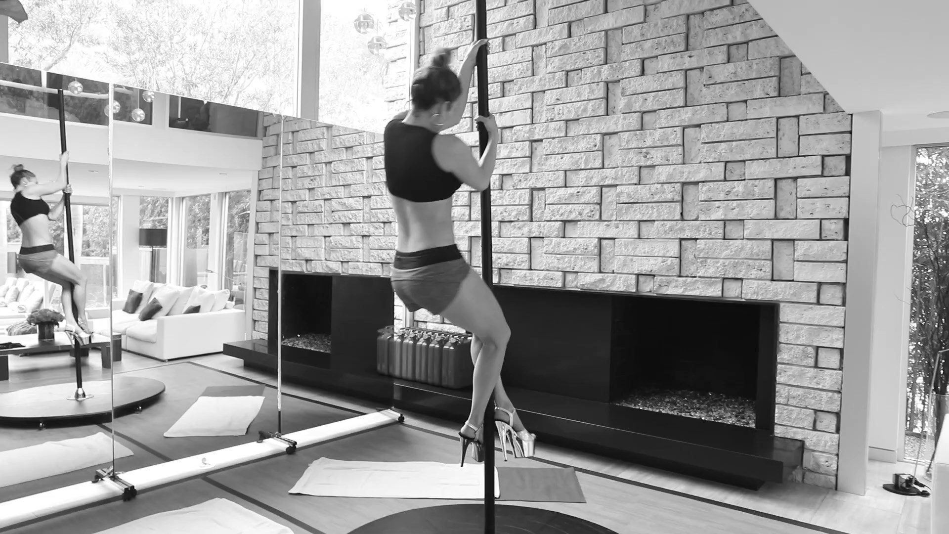 Jennifer Lopez’s Stripper Ass – Hustlers 015