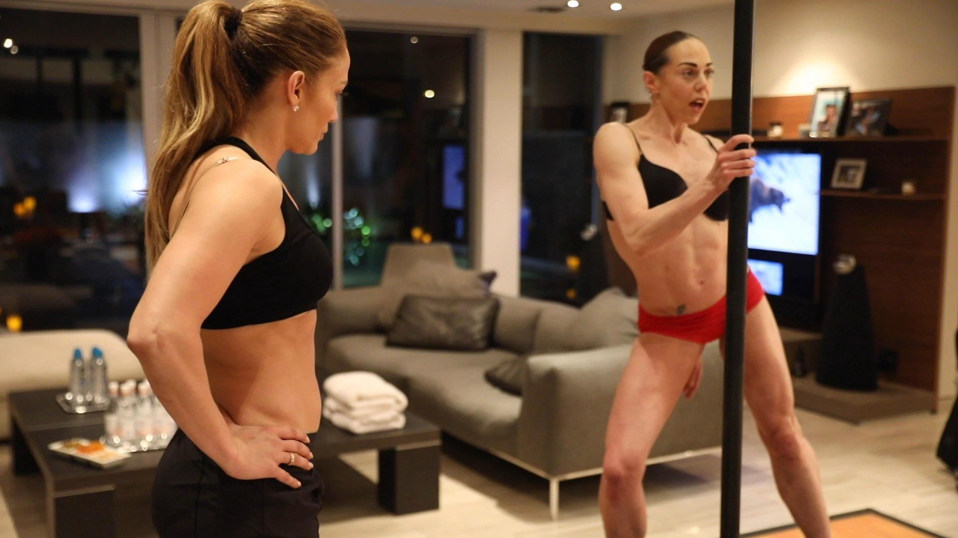 Jennifer Lopez’s Stripper Ass – Hustlers 033