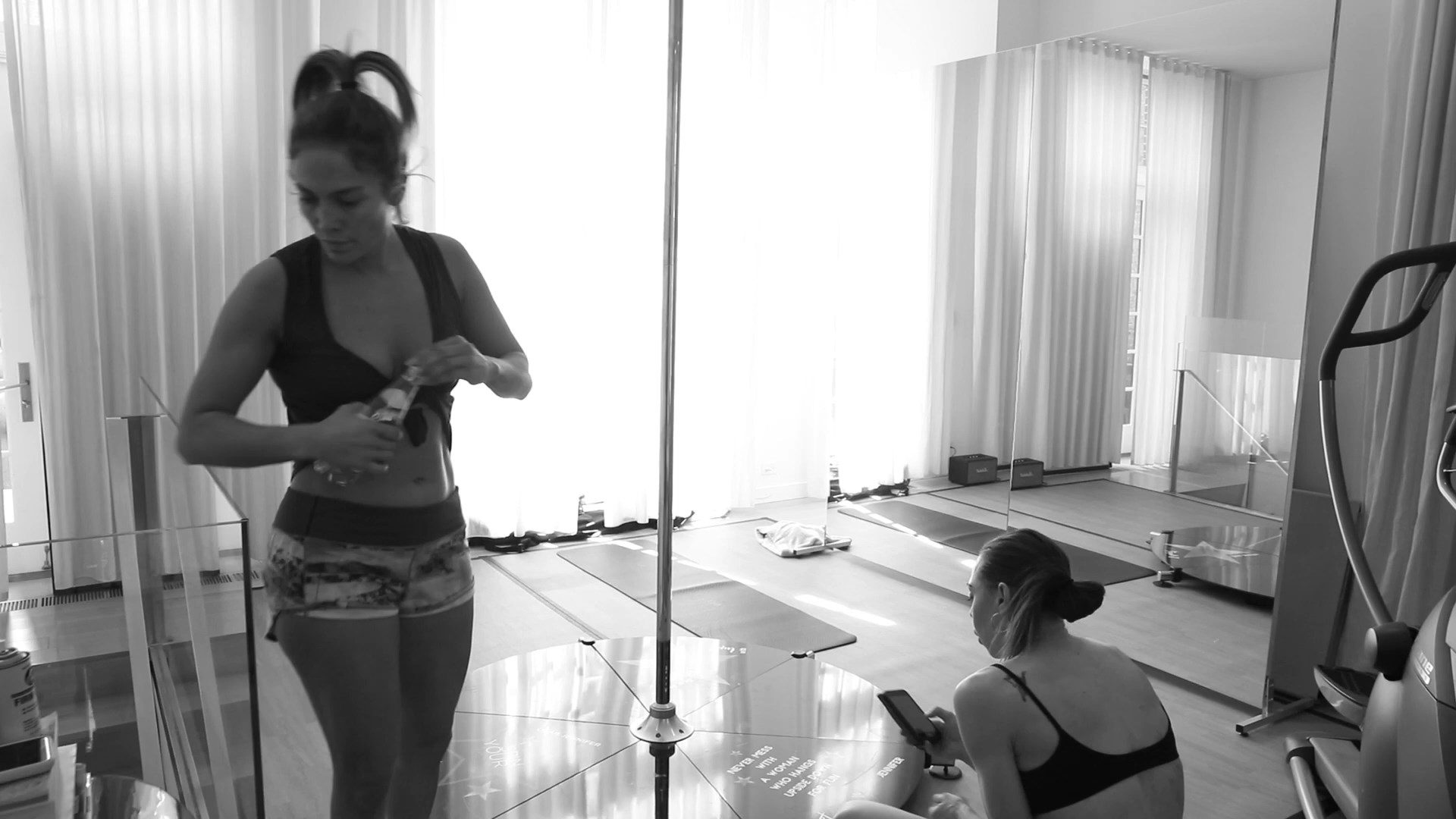 Jennifer Lopez’s Stripper Ass – Hustlers 036