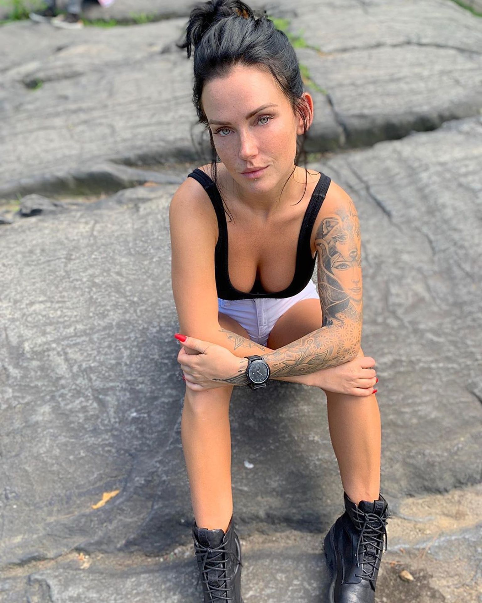 Kayla Lauren Nude & Sexy 096