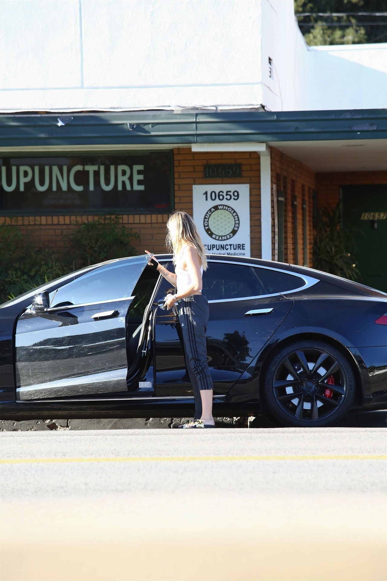 Miley Cyrus Braless 037