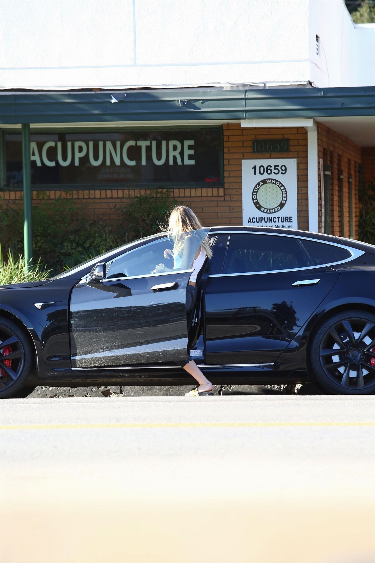 Miley Cyrus Braless 038