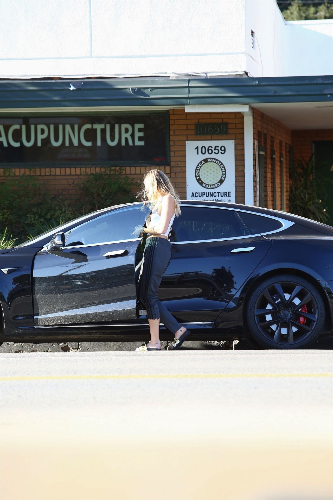 Miley Cyrus Braless 039