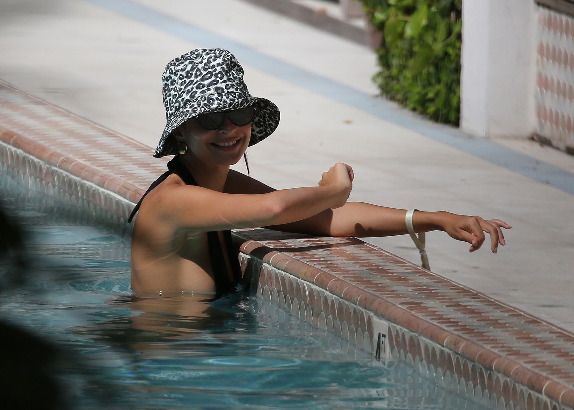 Emily Ratajkowski Hot 104