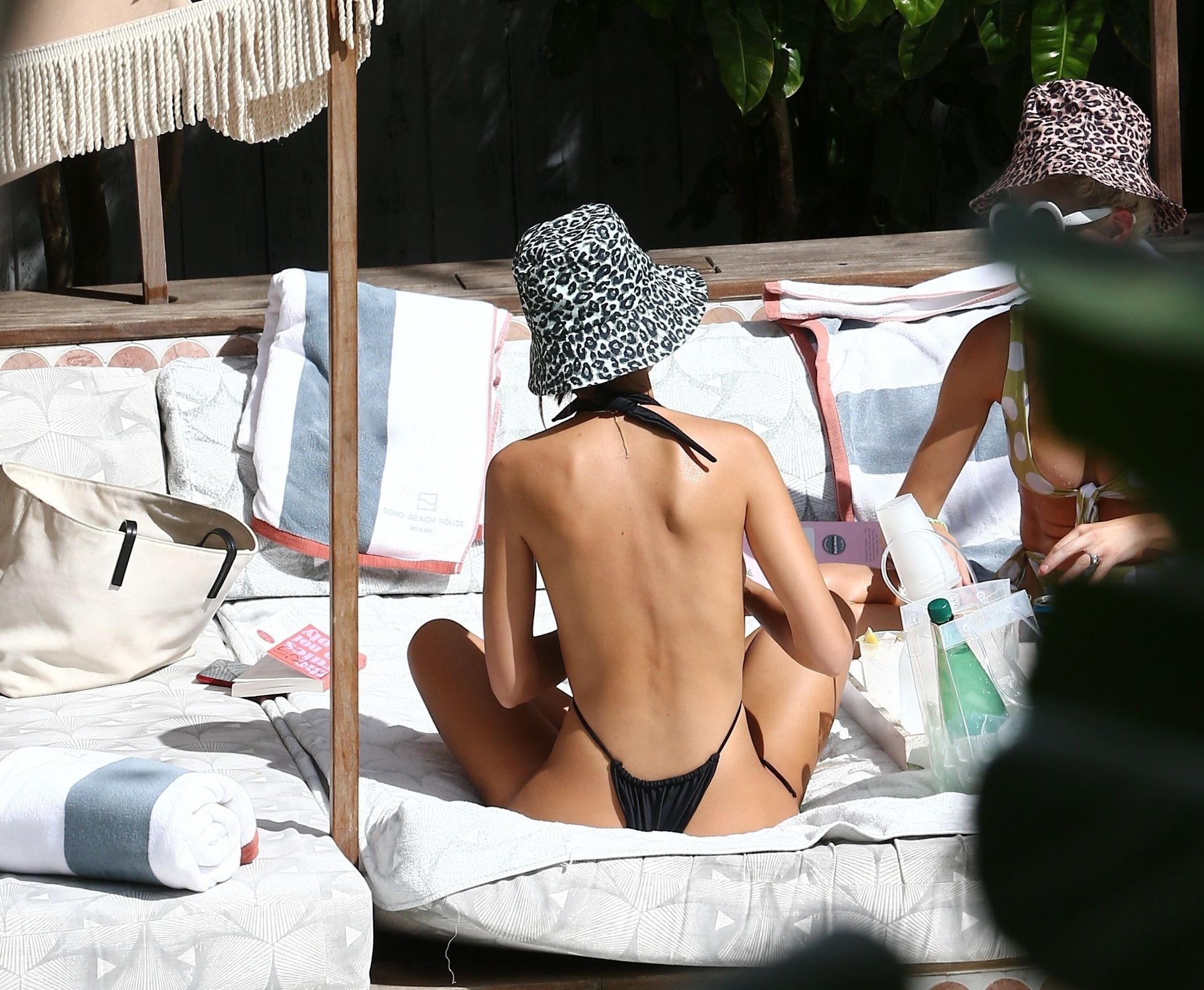 Emily Ratajkowski Hot 011