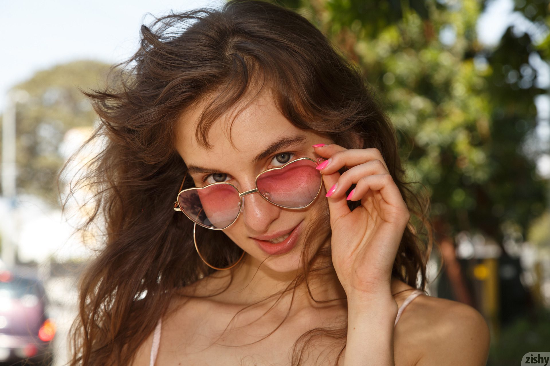 Vivi Kuanas Sells Me Tires Zishy (21)