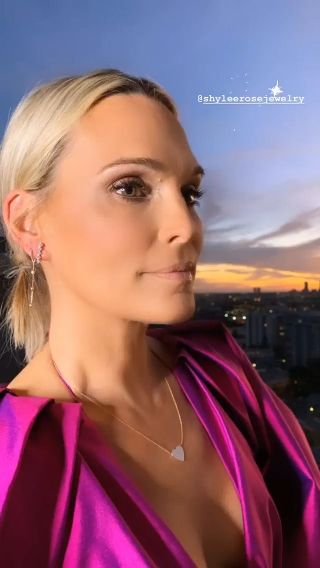 Molly Sims Braless 0049