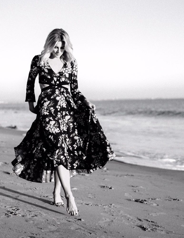 Charissa Thompson Nude & Sexy 0099