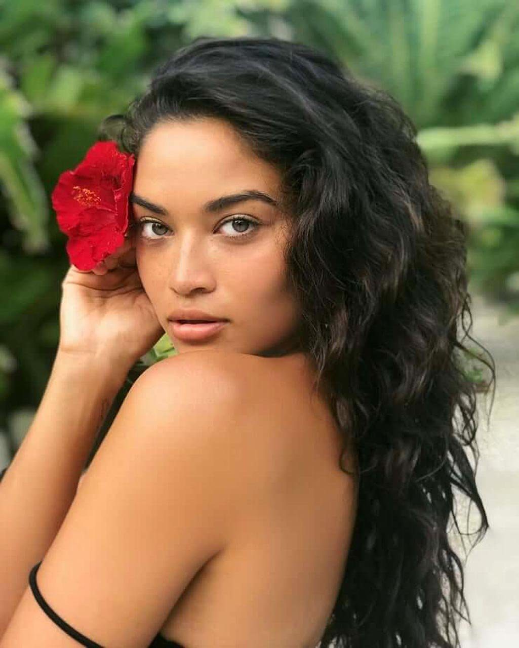 Shanina Shaik Nude & Sexy Collection 0079