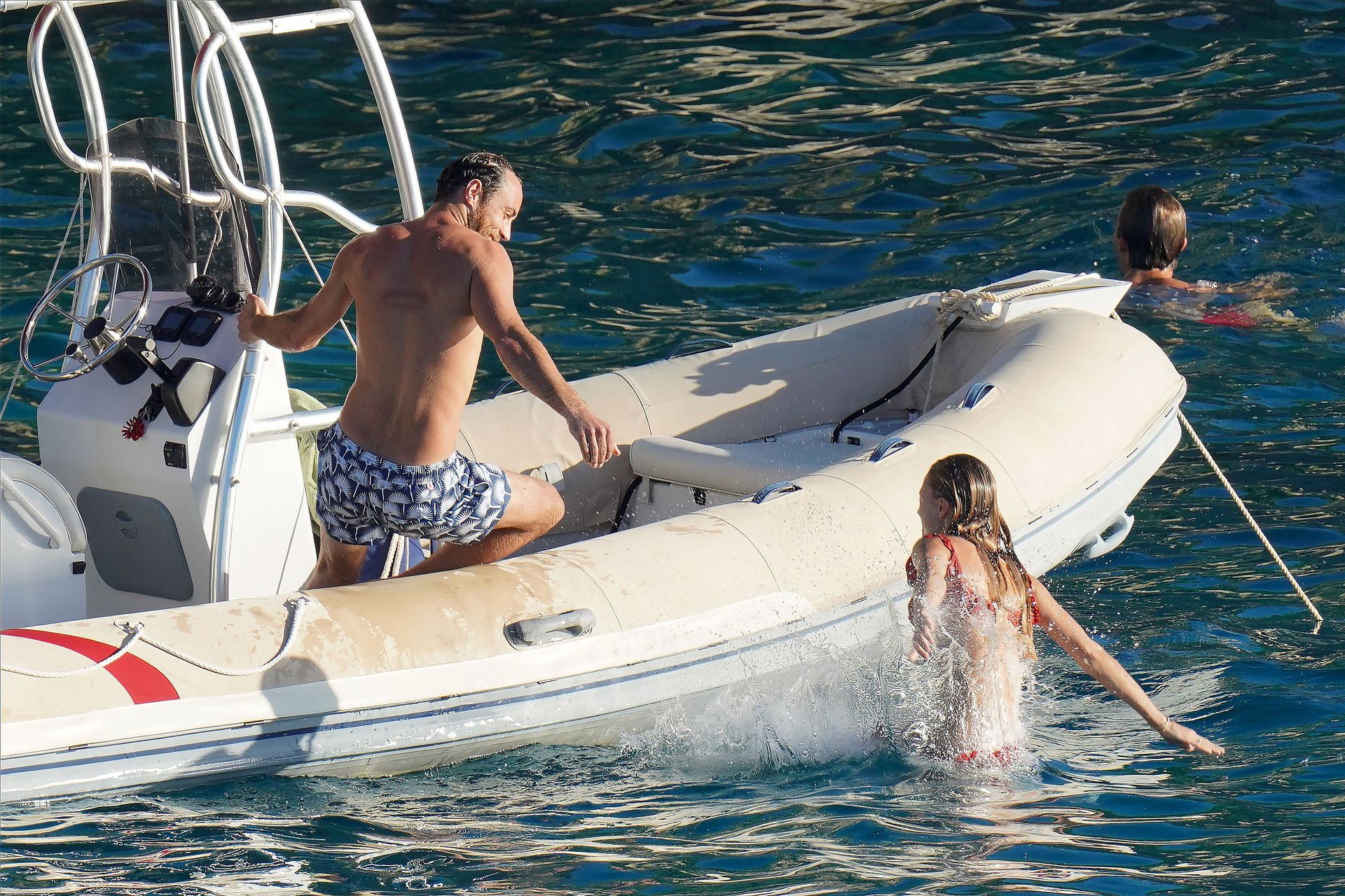 Alizée Thevenet, Pippa Middleton Sexy 0022