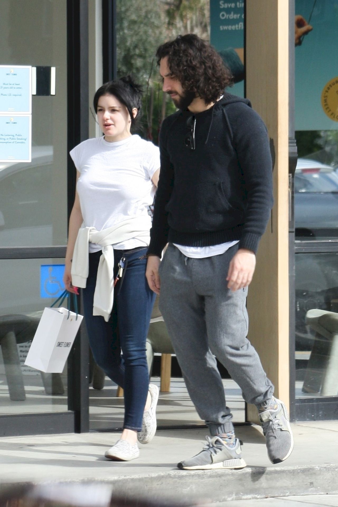 Ariel Winter Stocks Up On Cannabis And Groceries In Studio City 0002