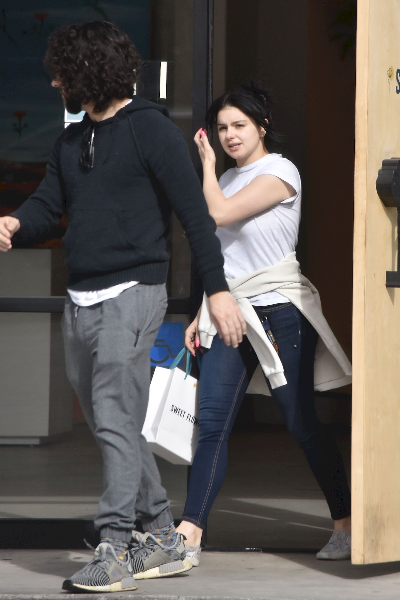 Ariel Winter Stocks Up On Cannabis And Groceries In Studio City 0004