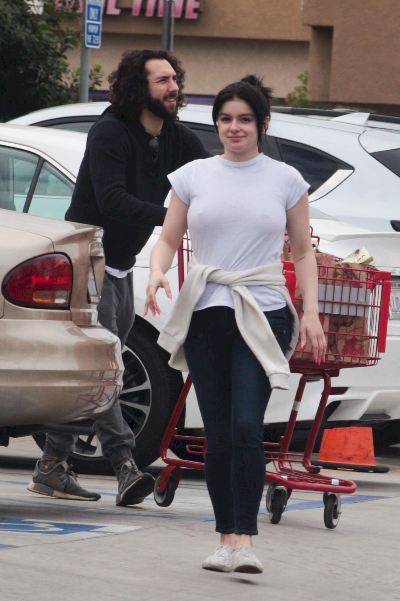 Ariel Winter Stocks Up On Cannabis And Groceries In Studio City 0006