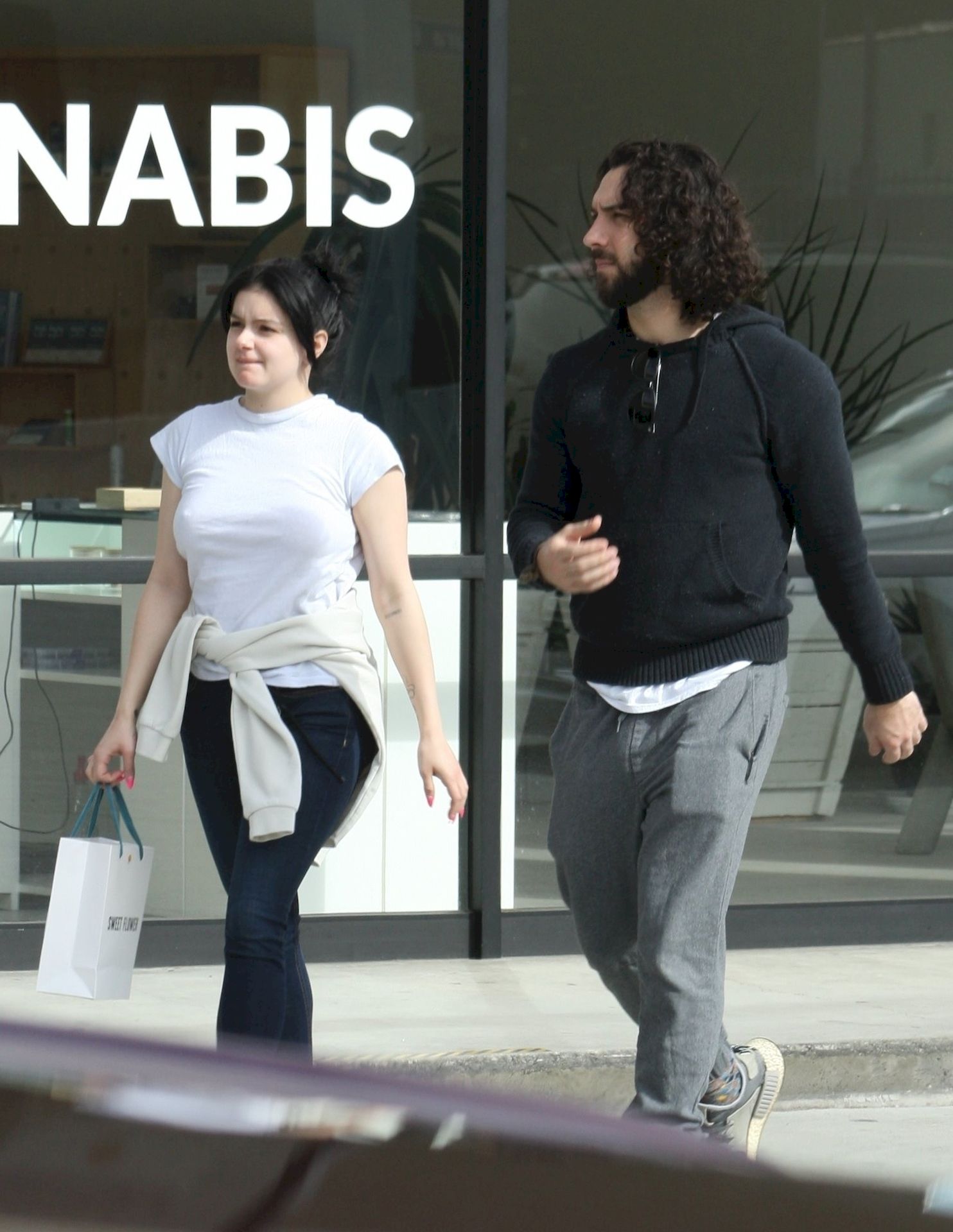 Ariel Winter Stocks Up On Cannabis And Groceries In Studio City 0017