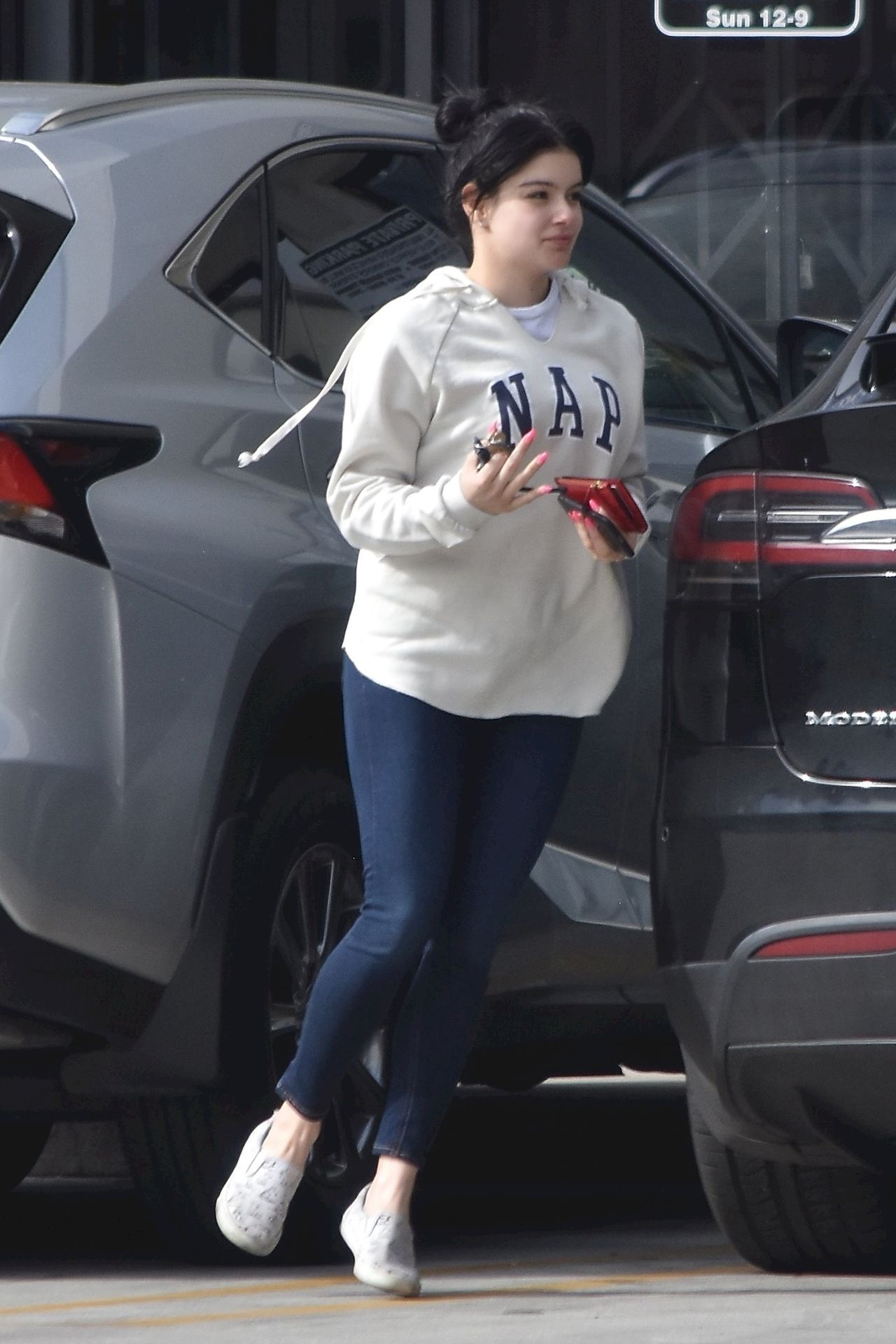 Ariel Winter Stocks Up On Cannabis And Groceries In Studio City 0026