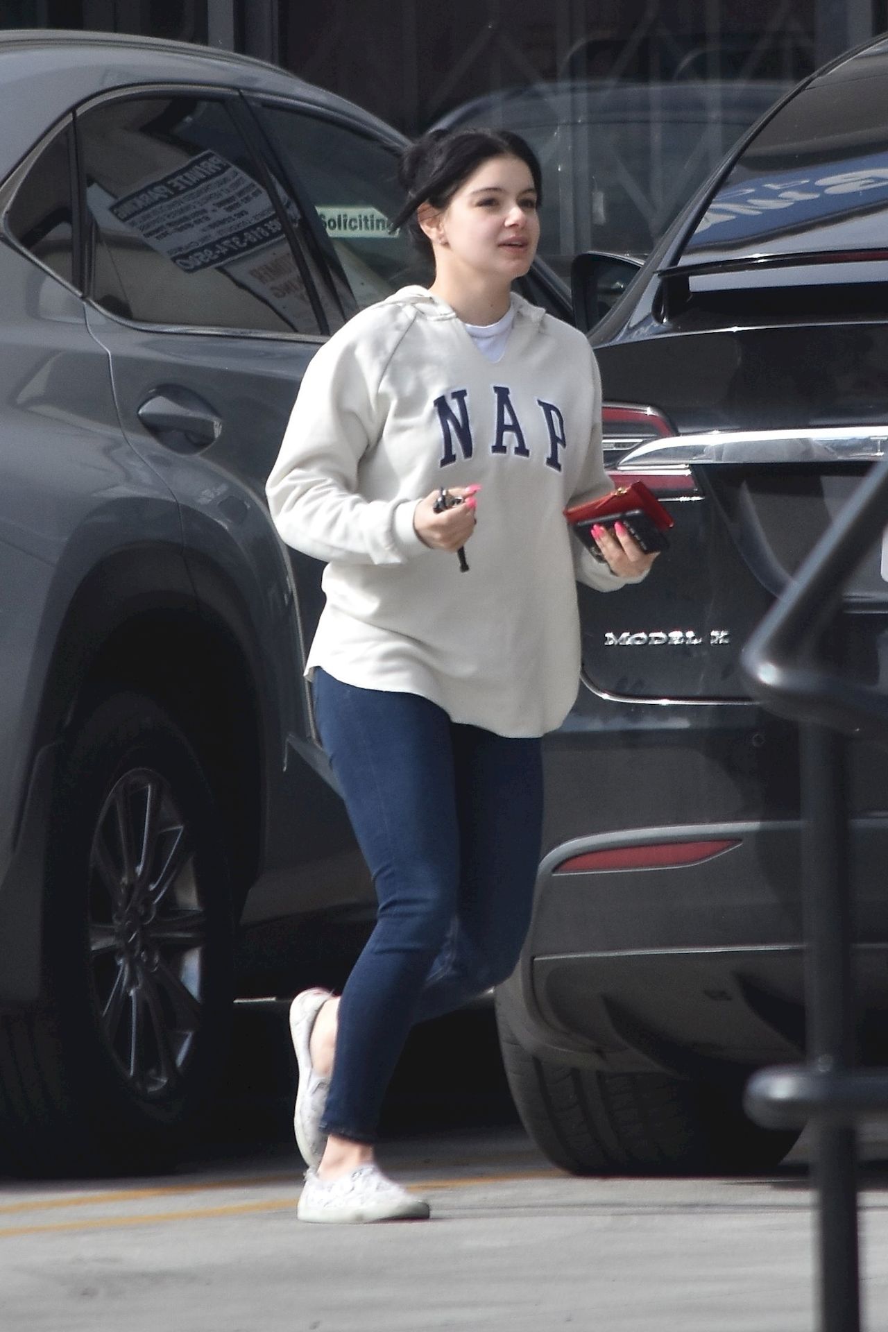 Ariel Winter Stocks Up On Cannabis And Groceries In Studio City 0027