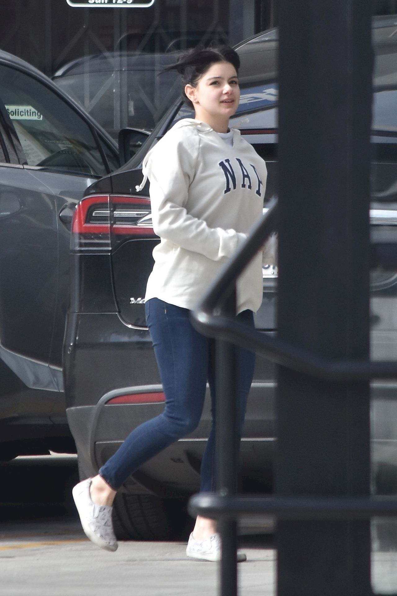 Ariel Winter Stocks Up On Cannabis And Groceries In Studio City 0029