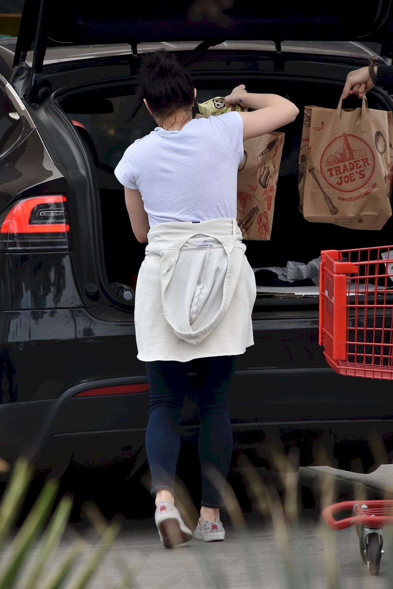 Ariel Winter Stocks Up On Cannabis And Groceries In Studio City 0036