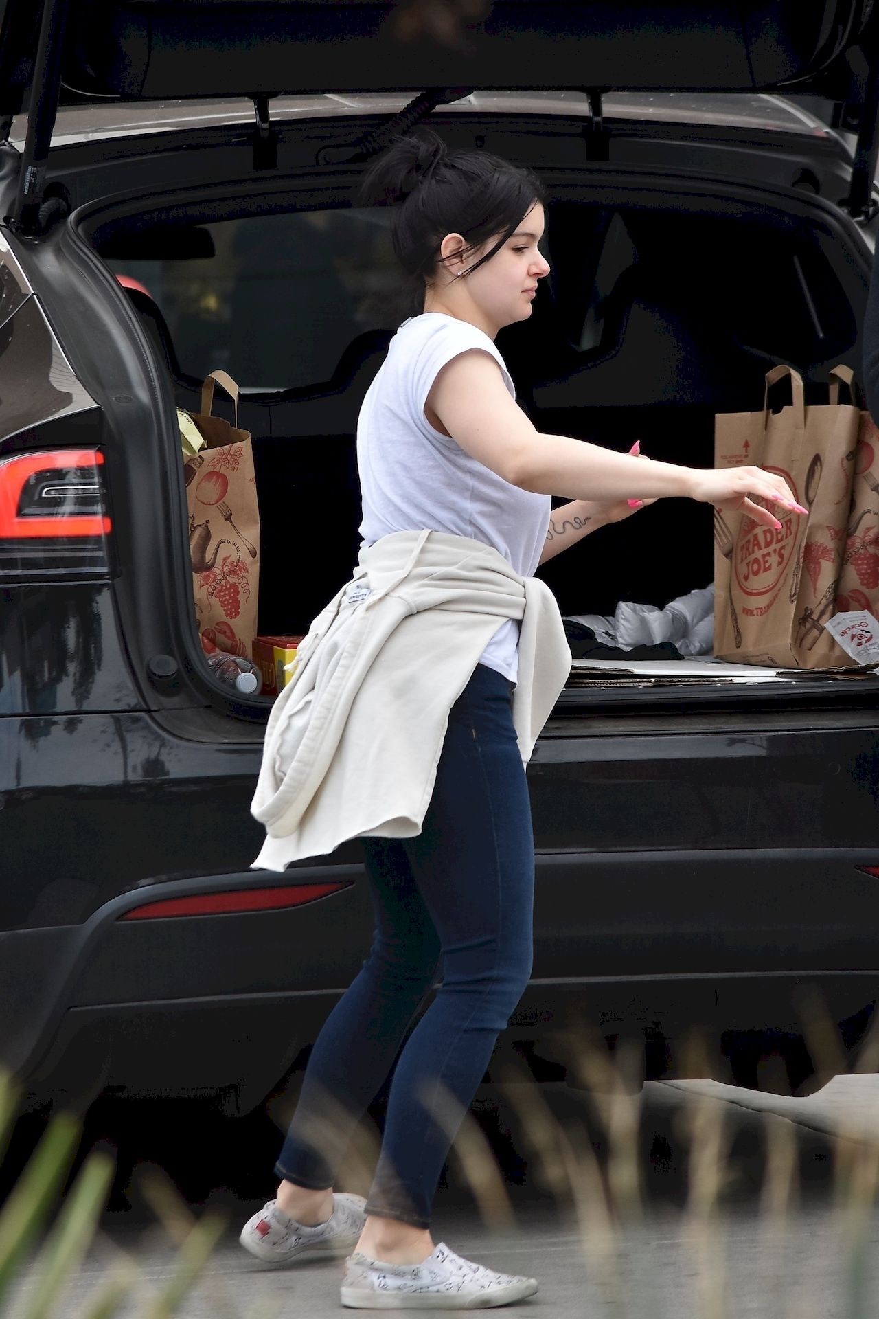 Ariel Winter Stocks Up On Cannabis And Groceries In Studio City 0038