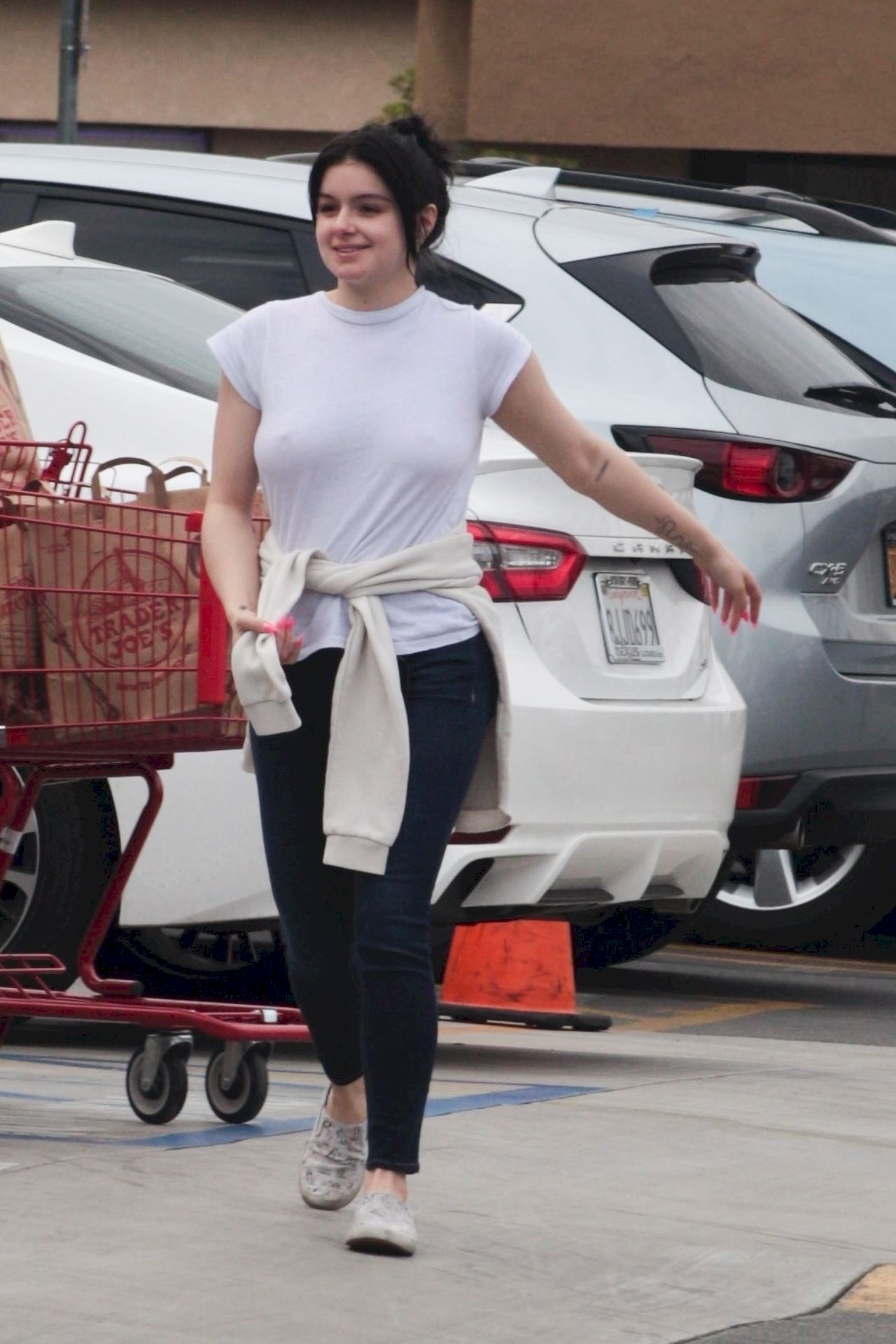 Ariel Winter Stocks Up On Cannabis And Groceries In Studio City 0044