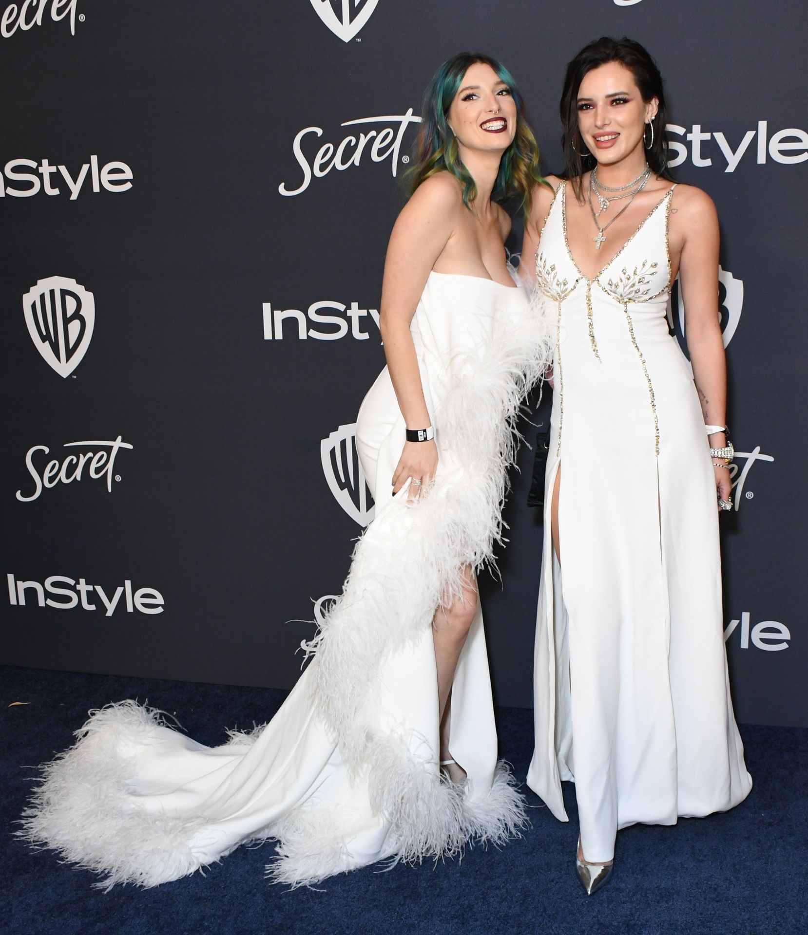 Bella Thorne & Dani Thorne Sexy 0001