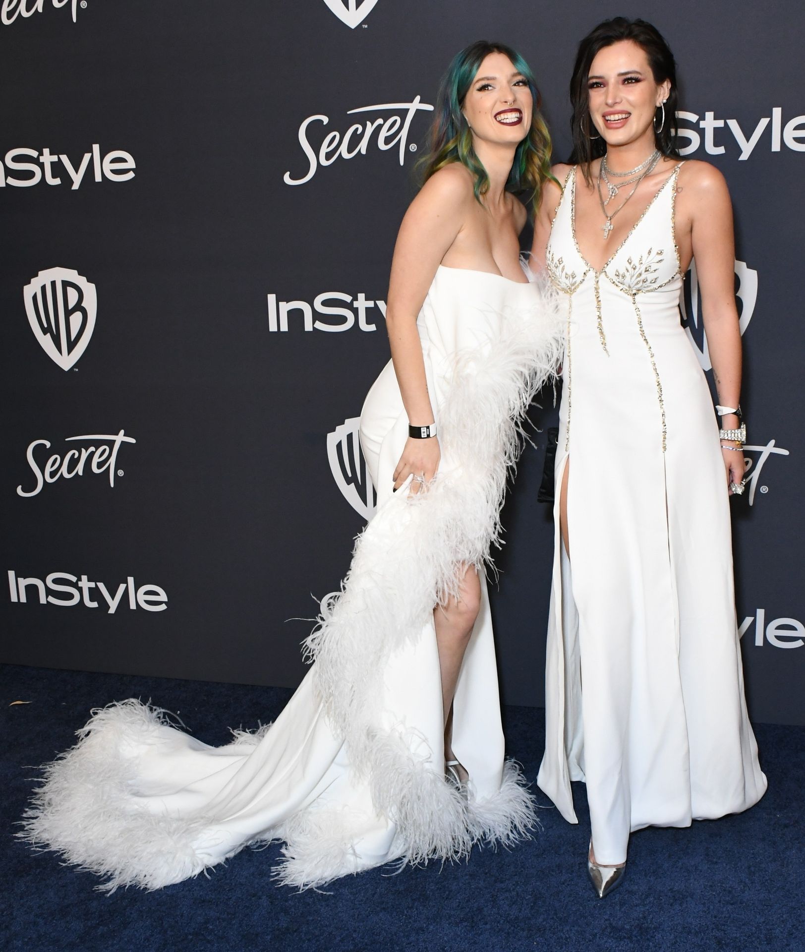 Bella Thorne & Dani Thorne Sexy 0014