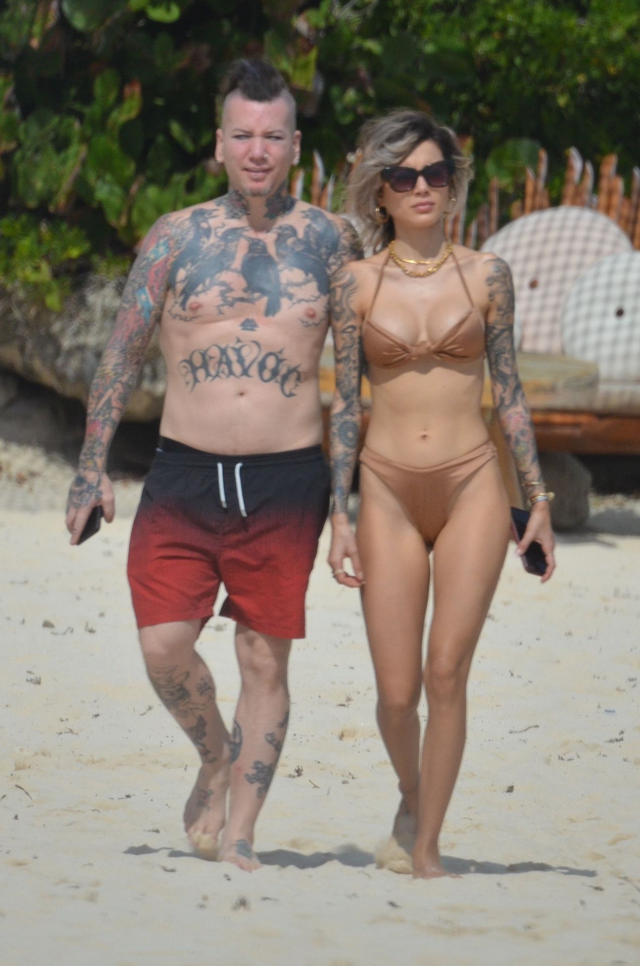 Dj Ashba And His Sexy Wife Nathalia Enjoy The Sunshine In Tulum 0001