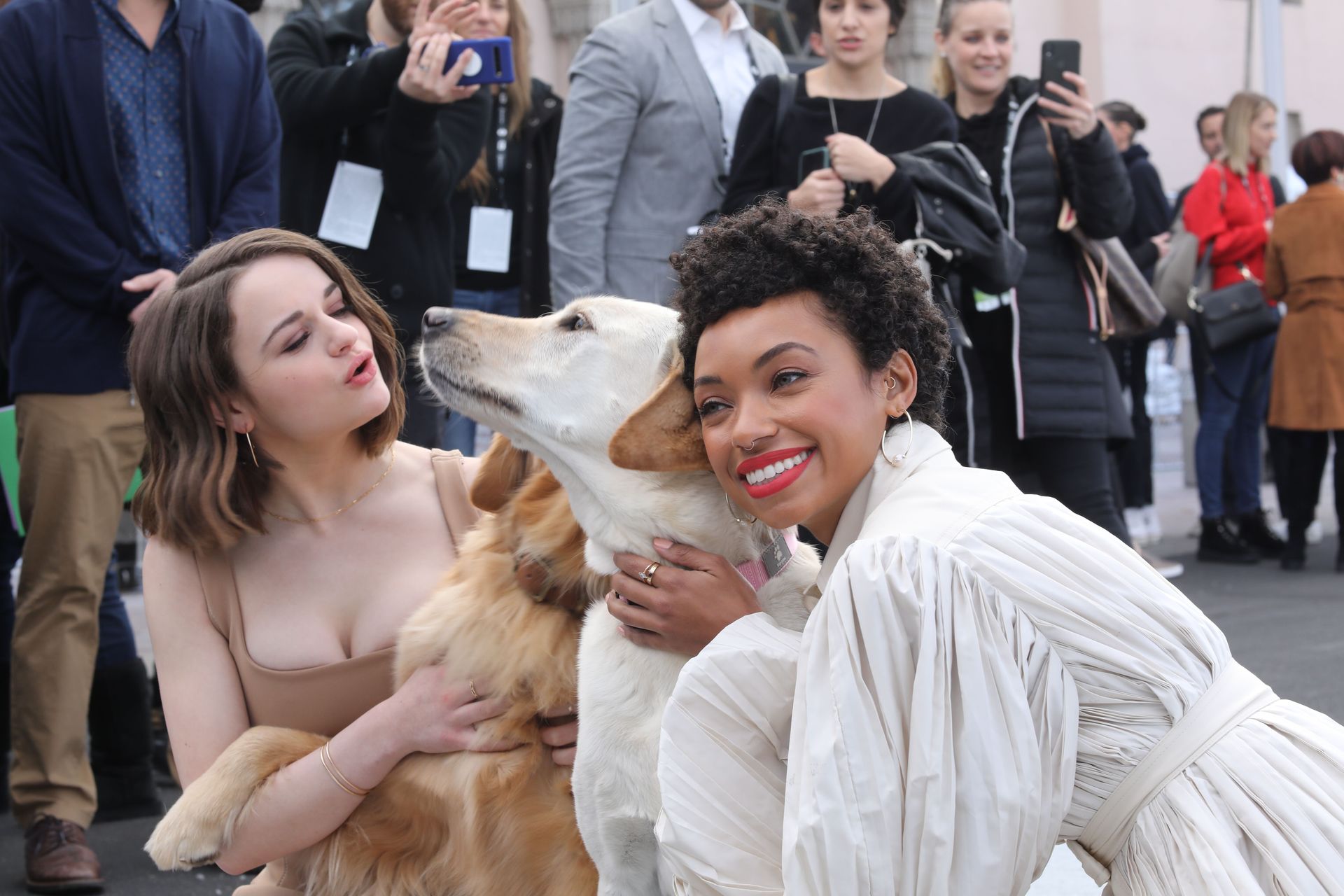 Joey King Flaunts Her Cleavage At The 2020 Sag Red Carpet Rollout 0040