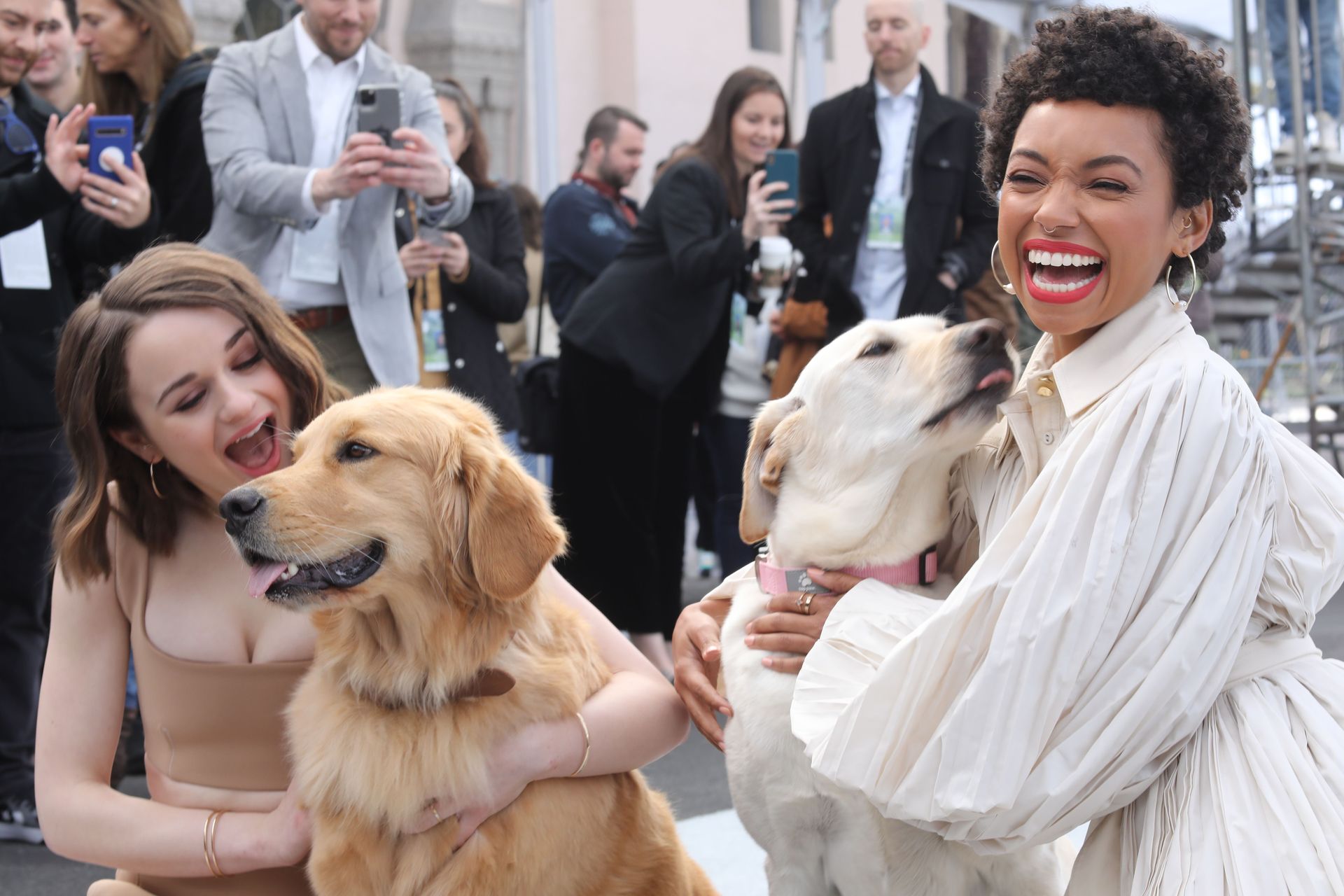 Joey King Flaunts Her Cleavage At The 2020 Sag Red Carpet Rollout 0041