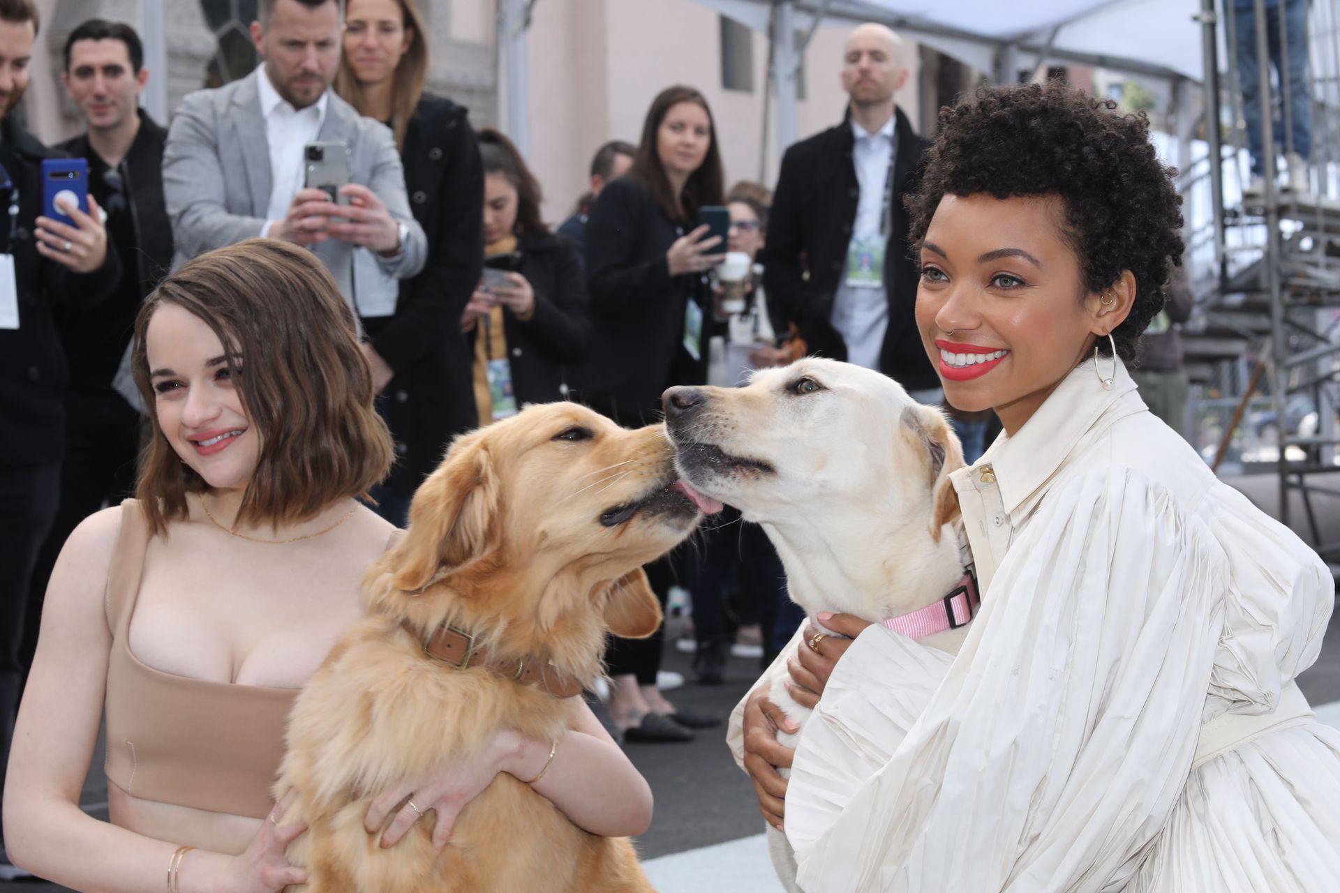 Joey King Flaunts Her Cleavage At The 2020 Sag Red Carpet Rollout 0043