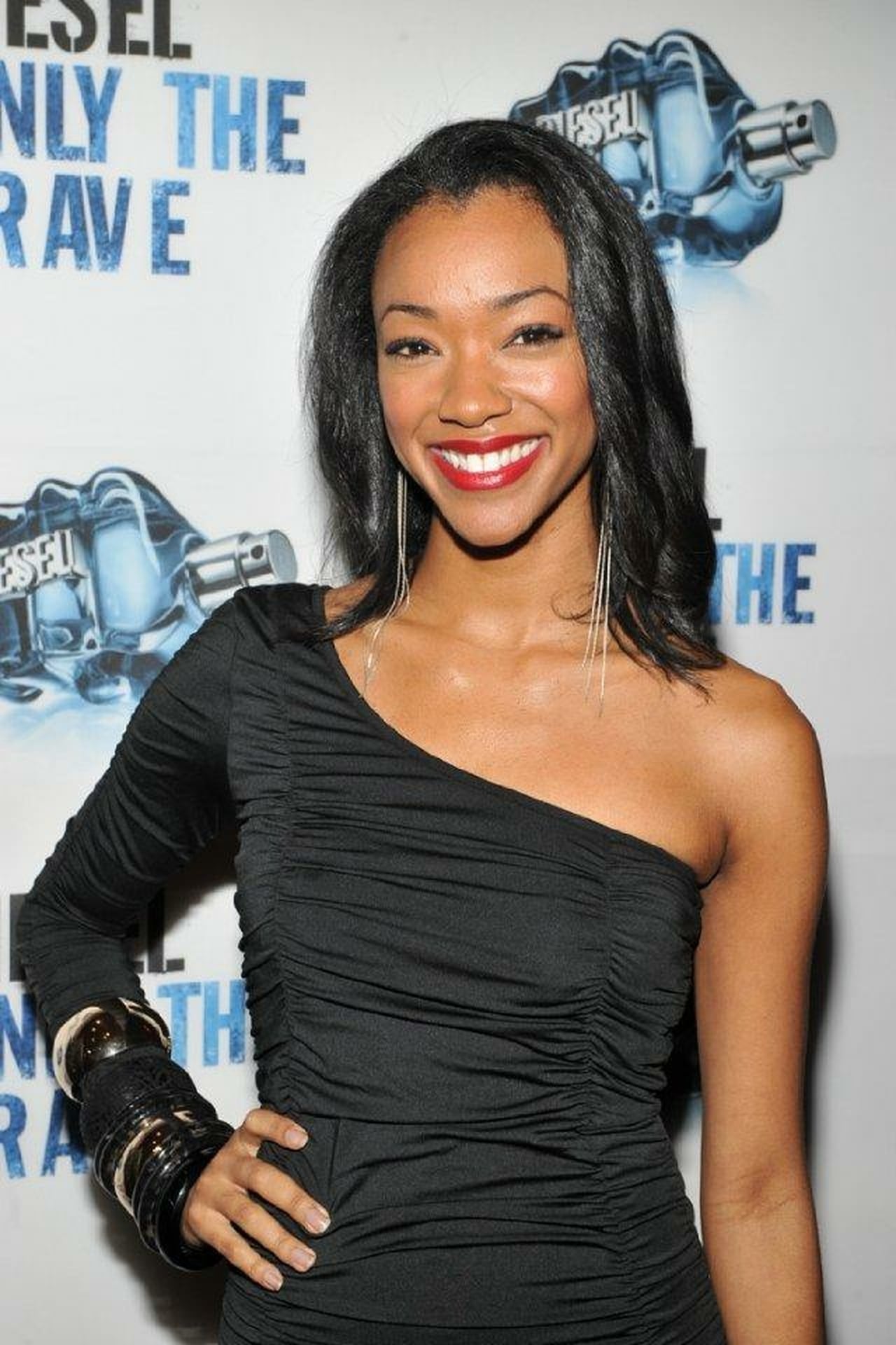 Sonequa Martin Green Sexy 0002