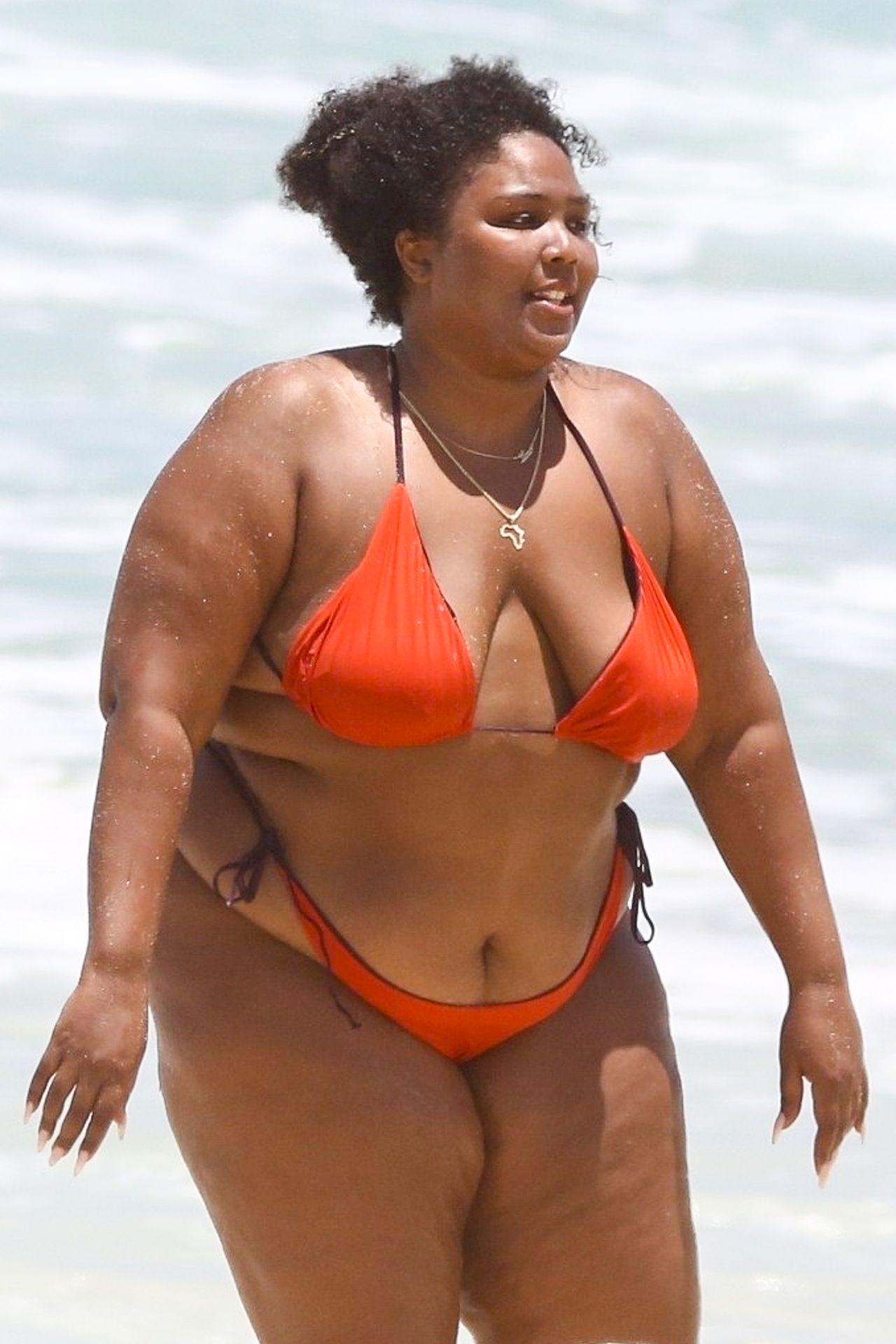 Feelin’ Good As Hell! Singer Lizzo And Her Girls Take Over The Beach In Rio 0001