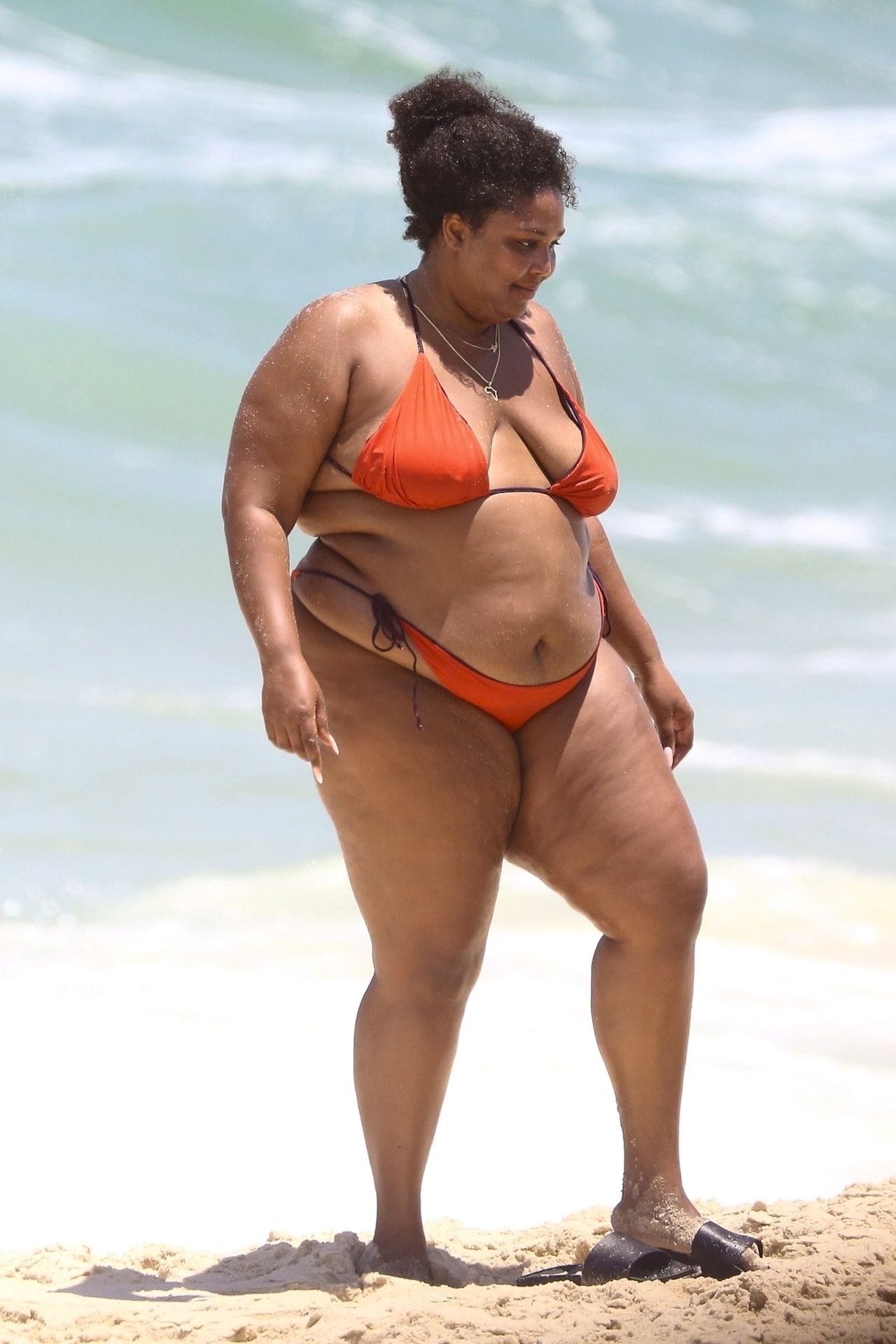 Feelin’ Good As Hell! Singer Lizzo And Her Girls Take Over The Beach In Rio 0002
