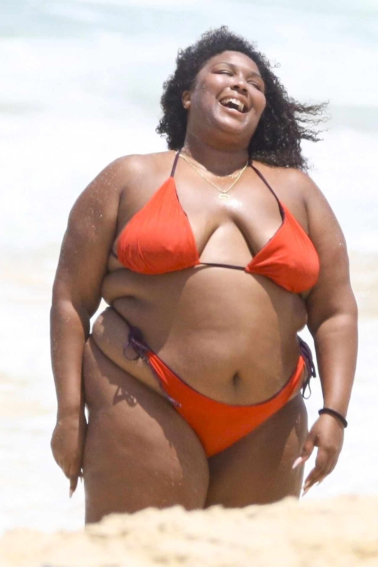 Feelin’ Good As Hell! Singer Lizzo And Her Girls Take Over The Beach In Rio 0003
