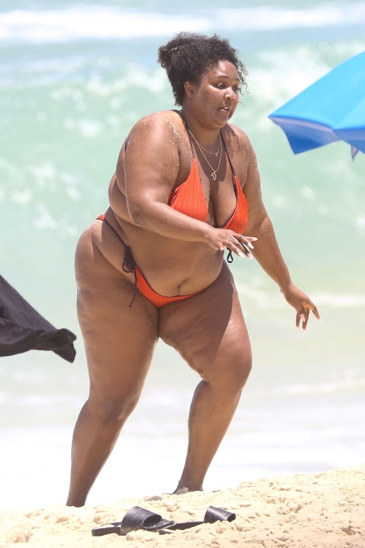 Feelin’ Good As Hell! Singer Lizzo And Her Girls Take Over The Beach In Rio 0004