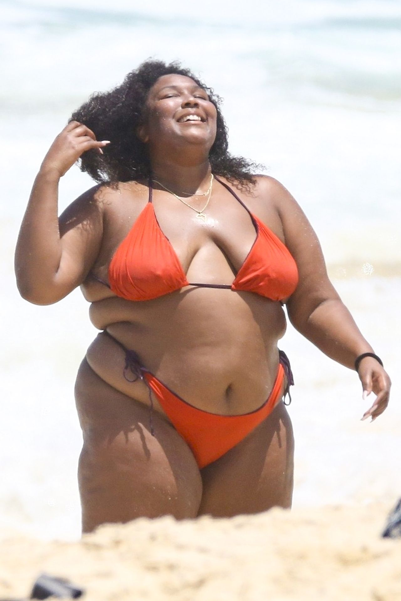 Feelin’ Good As Hell! Singer Lizzo And Her Girls Take Over The Beach In Rio 0005