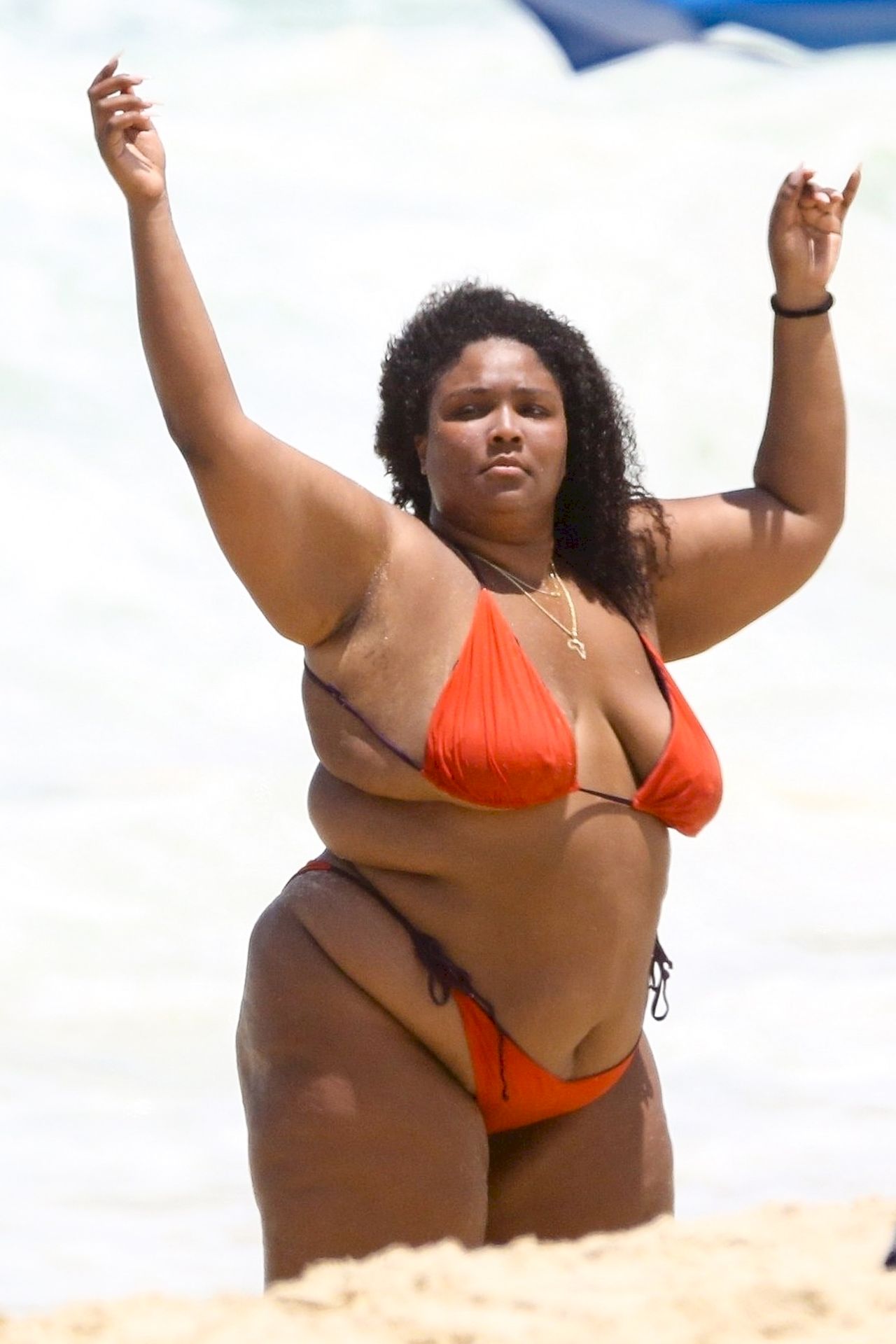 Feelin’ Good As Hell! Singer Lizzo And Her Girls Take Over The Beach In Rio 0006