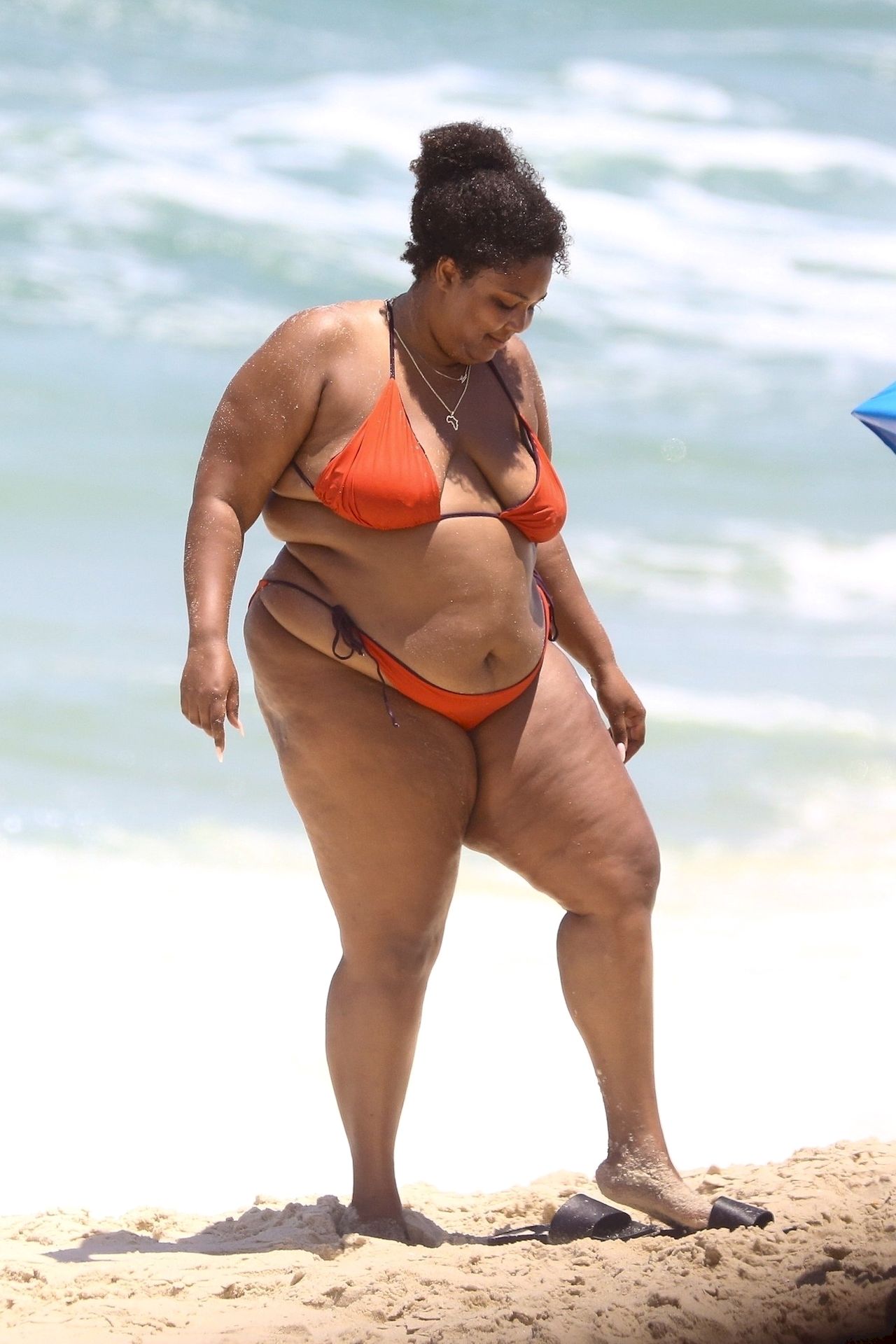 Feelin’ Good As Hell! Singer Lizzo And Her Girls Take Over The Beach In Rio 0007