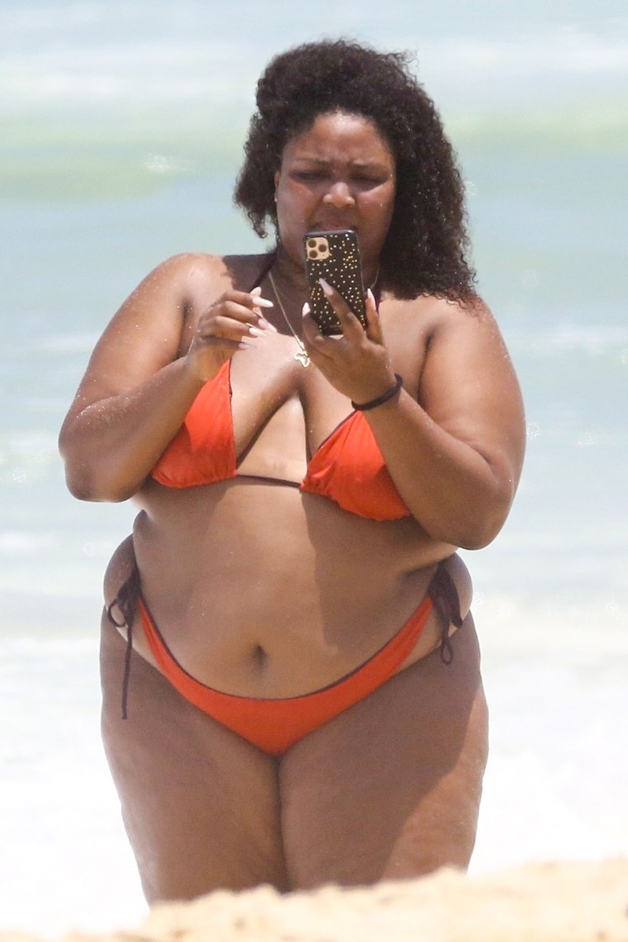 Feelin’ Good As Hell! Singer Lizzo And Her Girls Take Over The Beach In Rio 0008