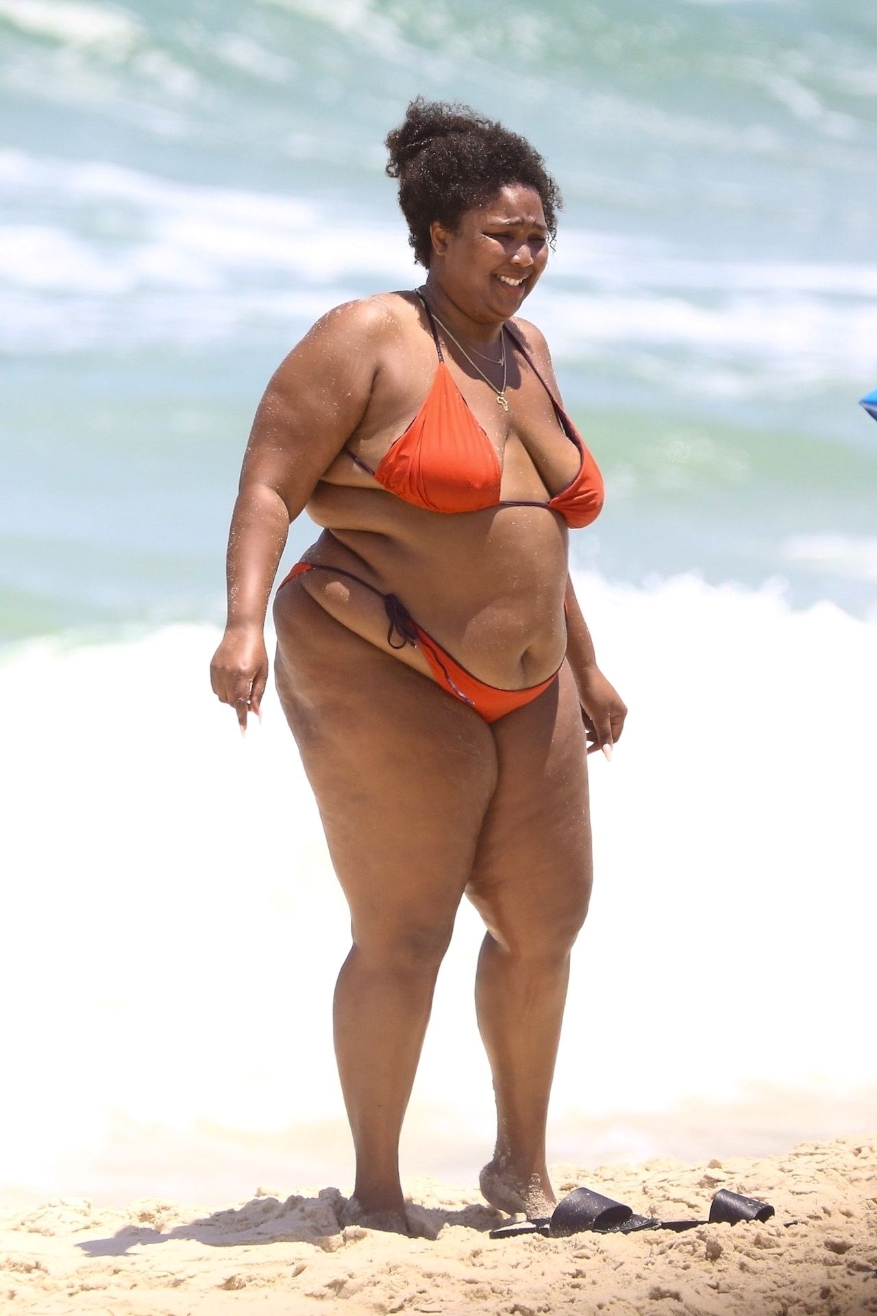 Feelin’ Good As Hell! Singer Lizzo And Her Girls Take Over The Beach In Rio 0009